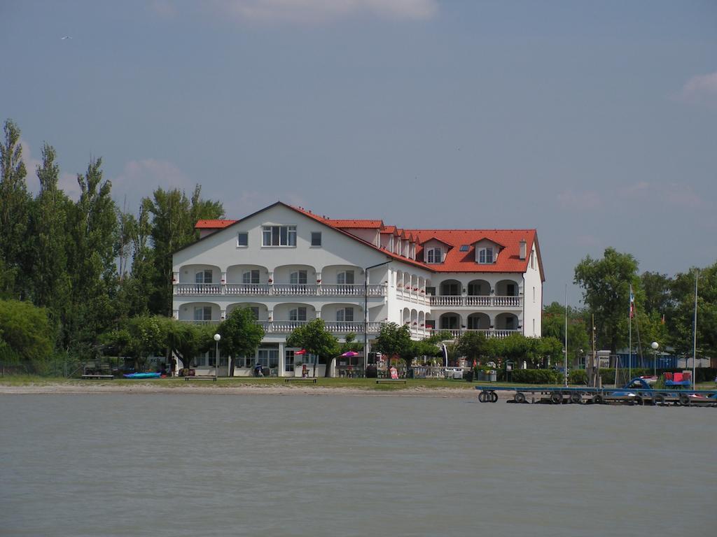 Seehotel Herlinde Podersdorf am See Buitenkant foto